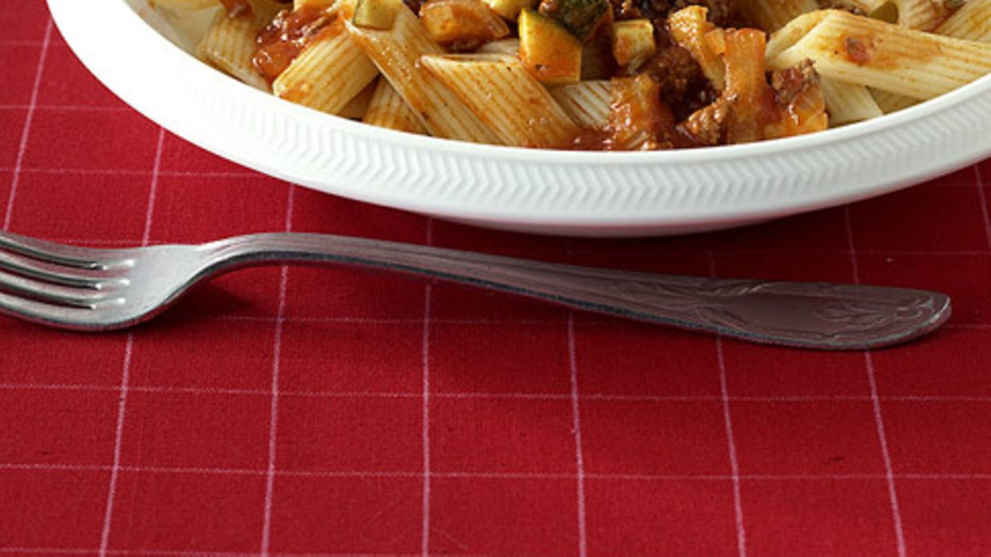 Penne mit Gemüse-Hack-Sauce Rezept - [ESSEN UND TRINKEN]