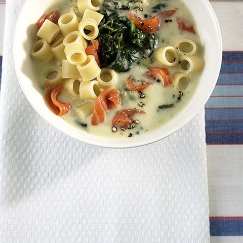Nudelsuppe mit Lachs