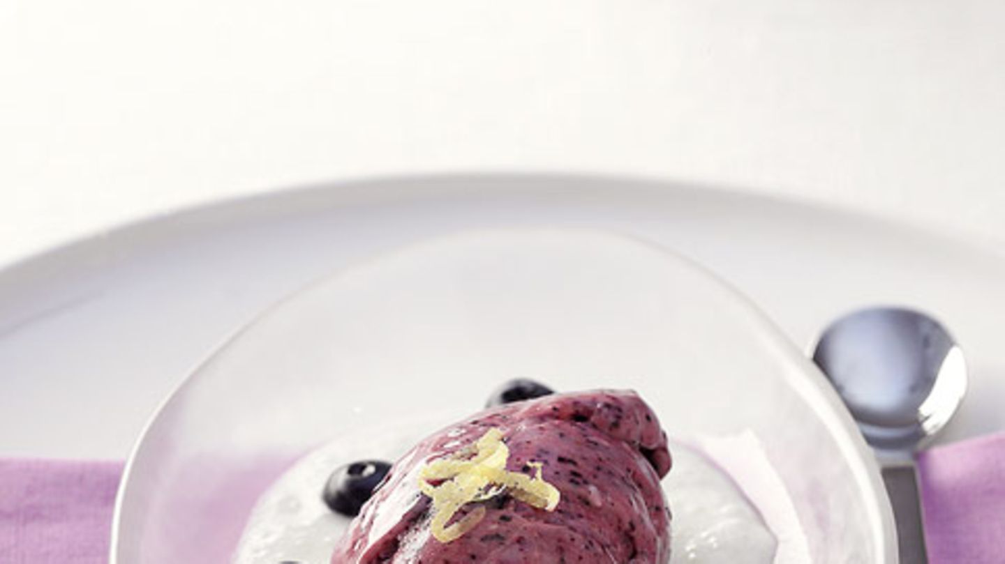 Beereneis mit Zitronen-Joghurt-Schaum Rezept
