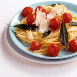 Spaghetti mit Salbei und Tomaten