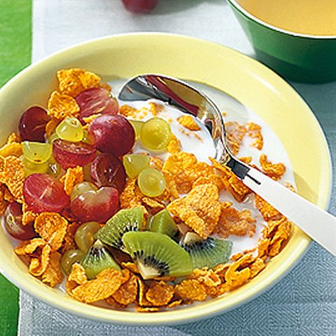 Cornflakes mit Trauben und Kiwi