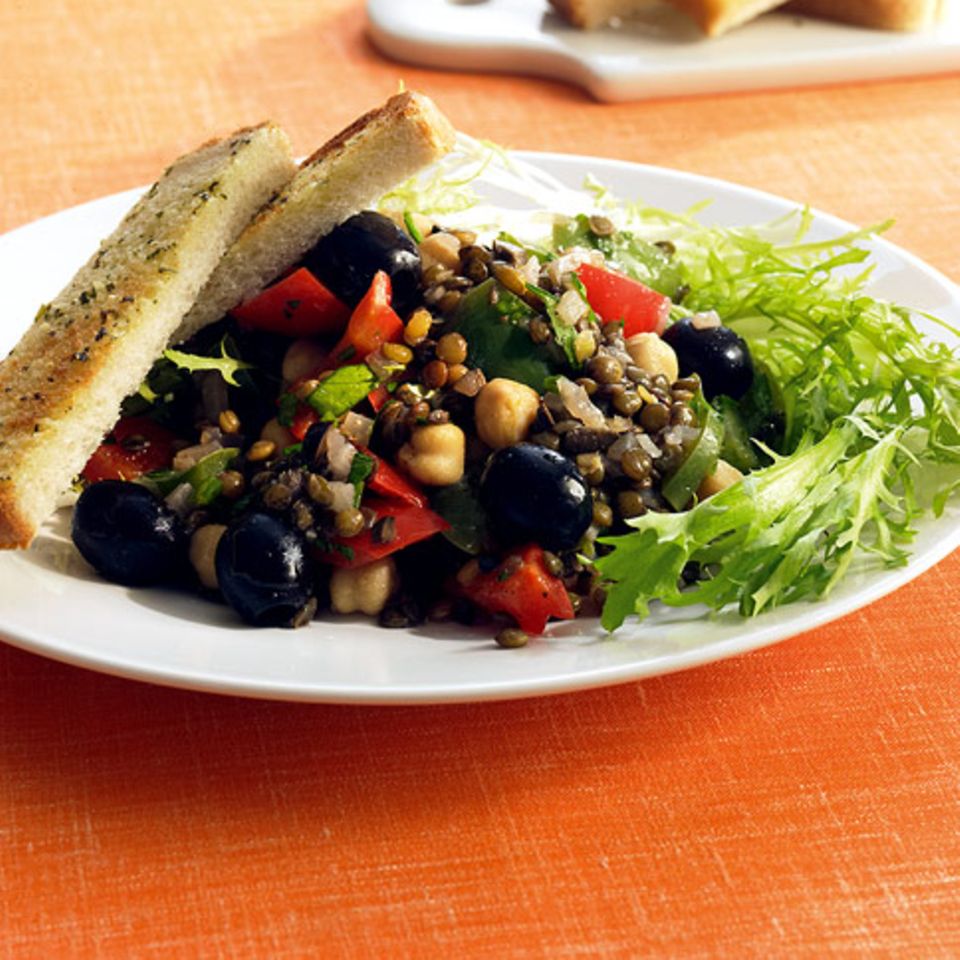Linsensalat mit Paprika und Oliven