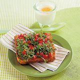 Paprikatoast mit Kresse und Ei