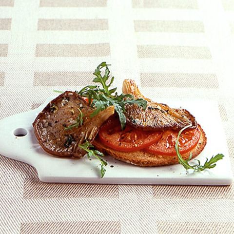 Austernpilze auf Tomaten-Röstbrot
