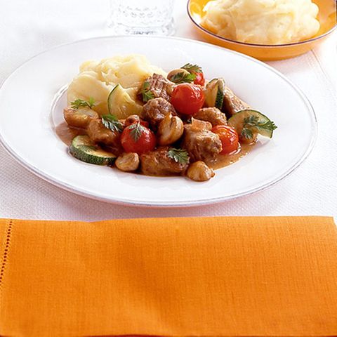 Gemischtes Gulasch mit Pilzen