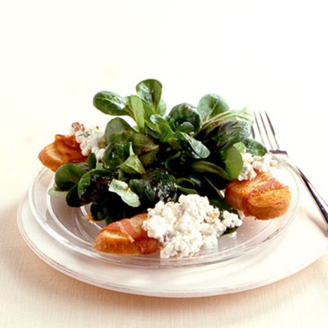 Salat mit Walnuss-Hüttenkäse und Bacon-Crostini