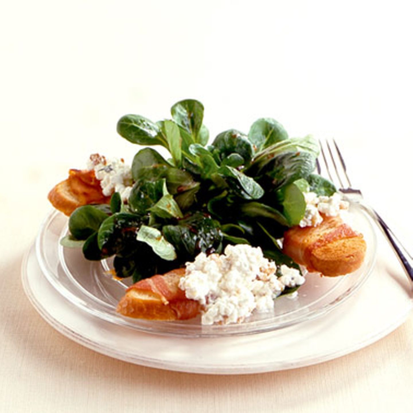 Salat mit Walnuss-Hüttenkäse und Bacon-Crostini