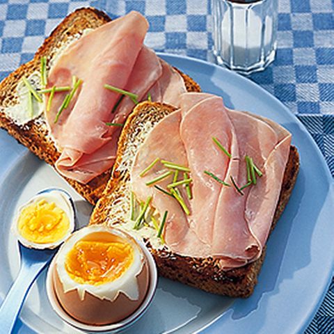 Weiches Ei mit Putentoast