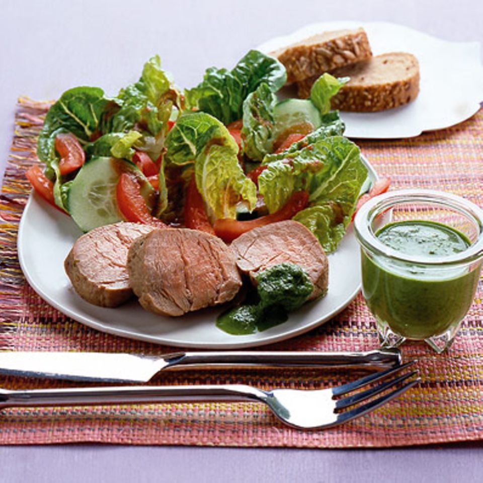 Pochiertes Kalbsfilet mit Raukepesto und Salat