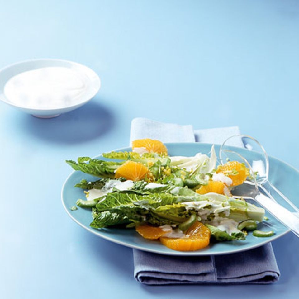 Römersalat mit Joghurt-Orangen-Dressing