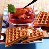 Marzipanwaffeln mit Zwetschgenkompott