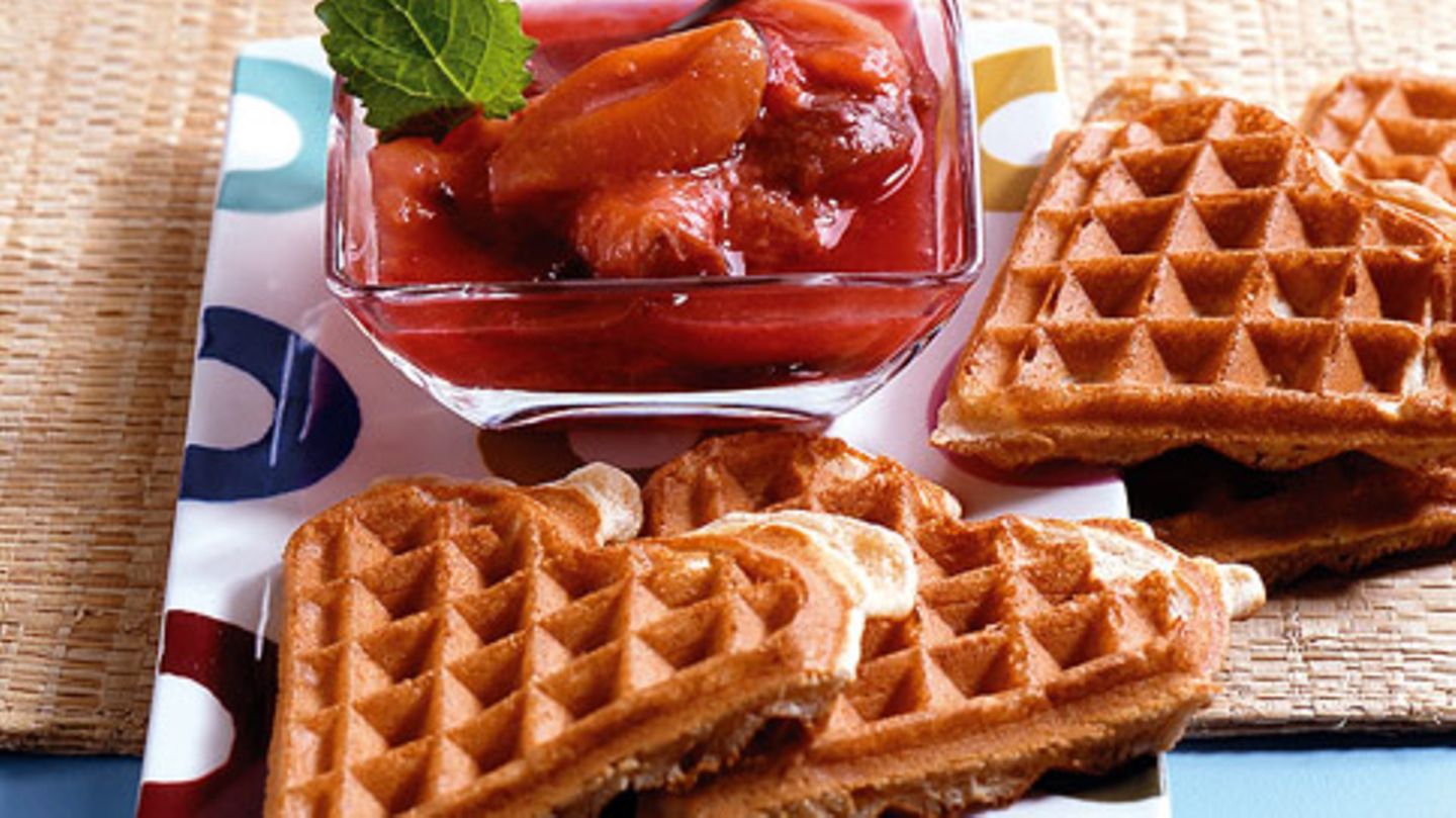 Marzipanwaffeln mit Zwetschgenkompott Rezept - [ESSEN UND TRINKEN]