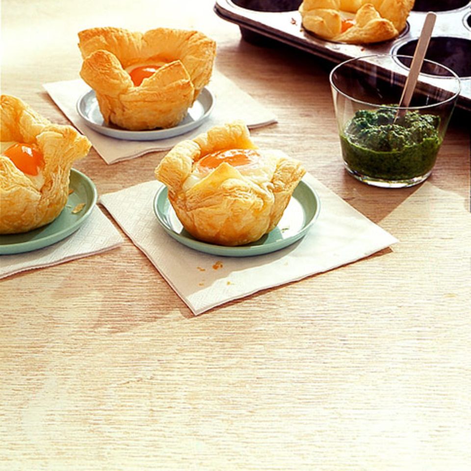 Eier-Muffins mit grüner Sauce