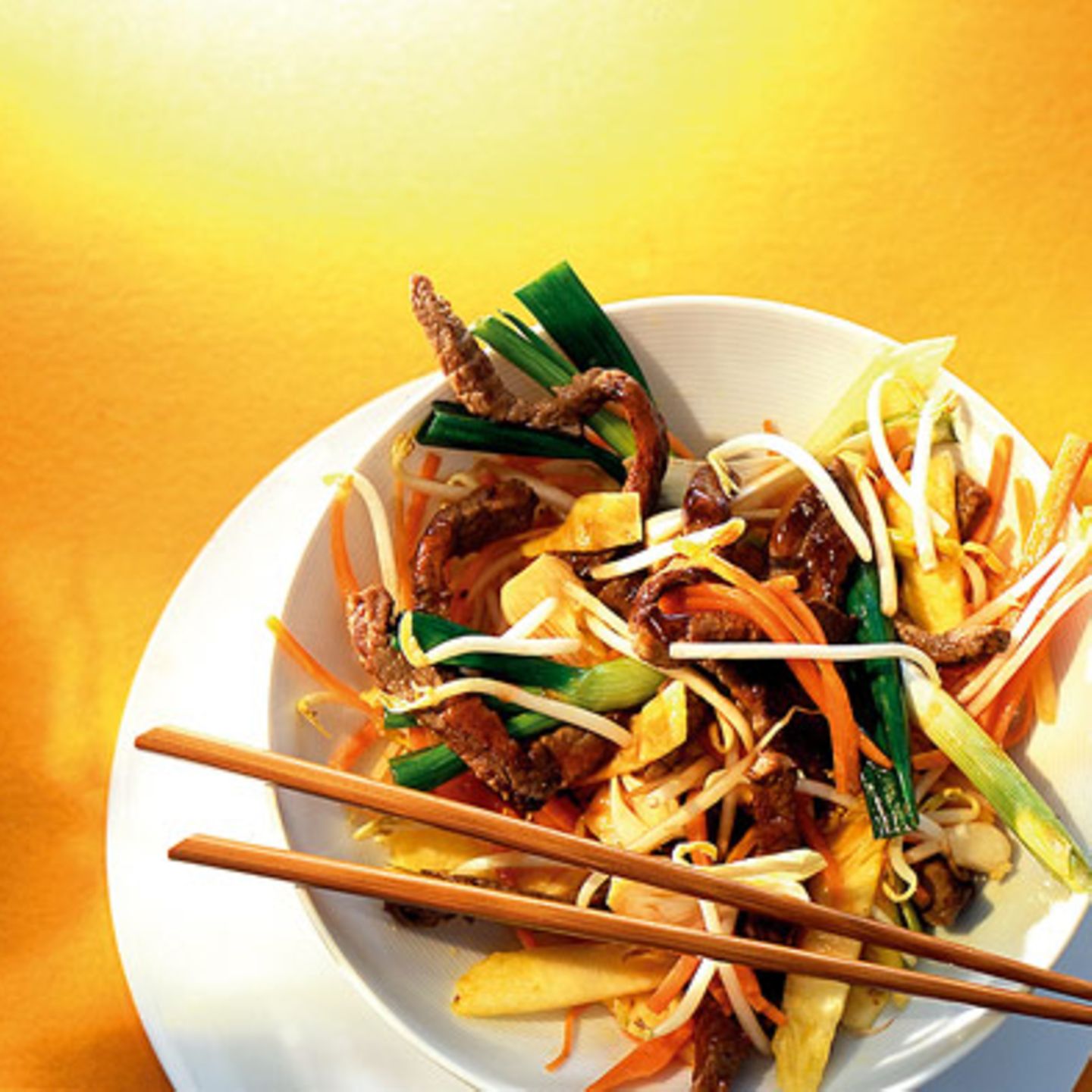 Gebratenes Rindfleisch mit Ananas
