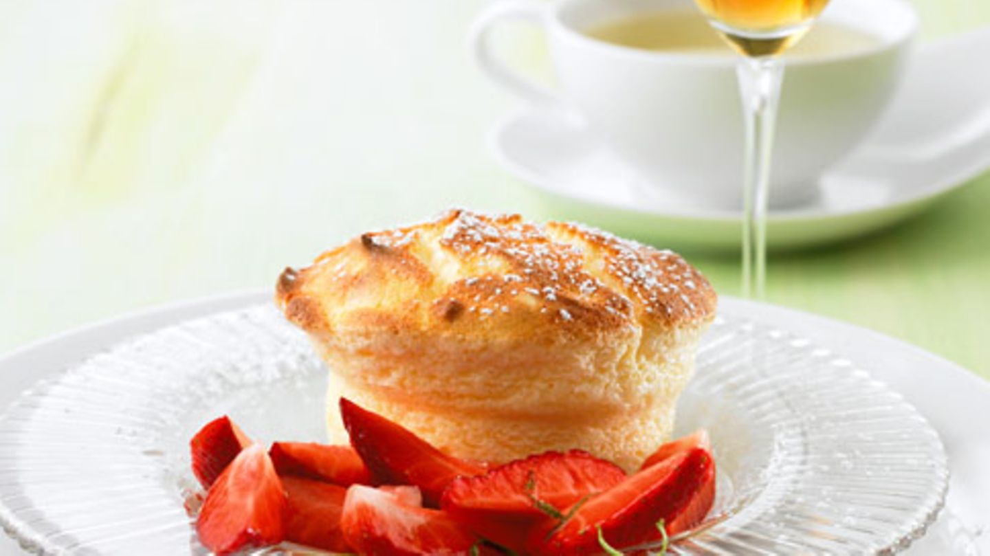 Topfen-Soufflé mit marinierten Erdbeeren Rezept - [ESSEN UND TRINKEN]