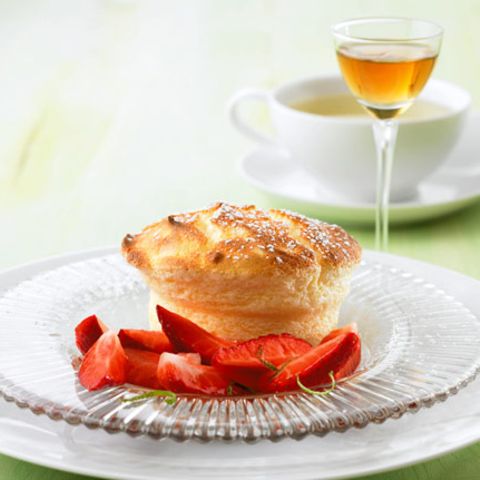 Topfen-Soufflé mit marinierten Erdbeeren