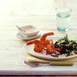 Kräutersalat mit gebratenen Garnelen