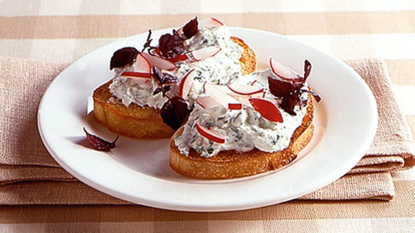 Feta-Kräuterquark mit Radieschen Rezept