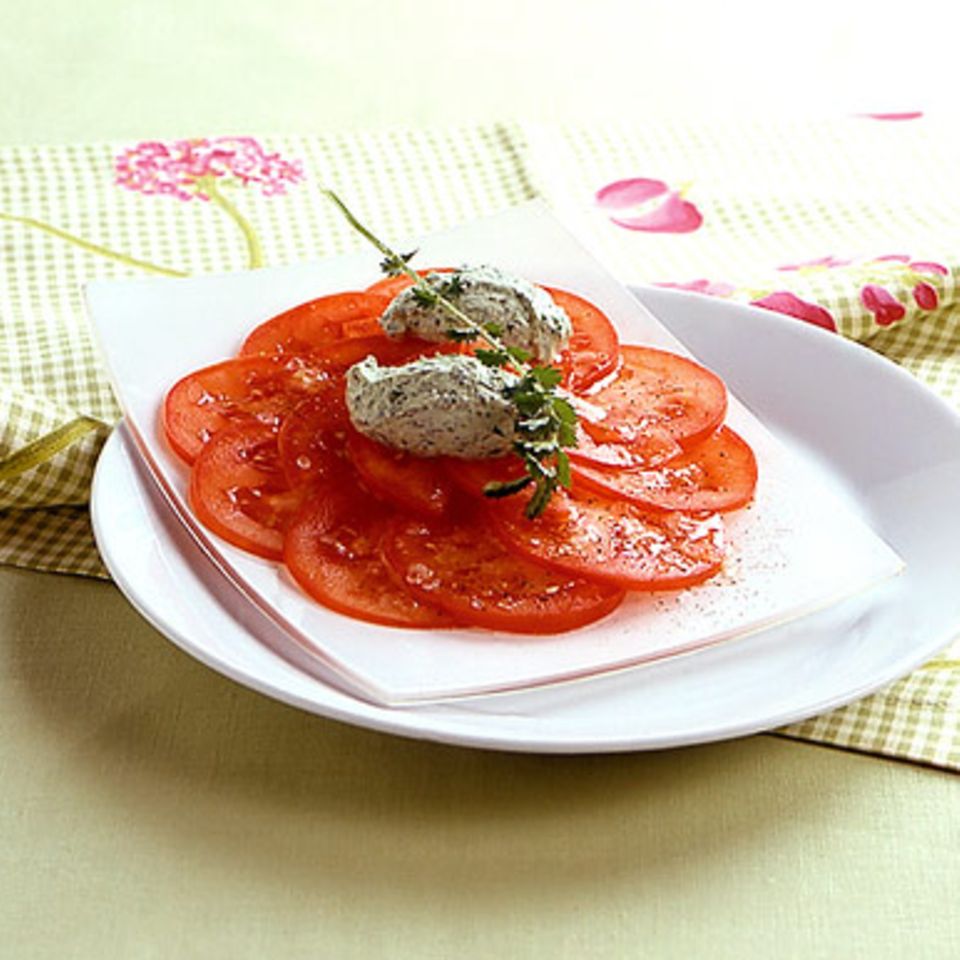 Frischkäsenocken mit Tomatensalat
