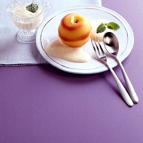 Pochierter Apfel mit Cidre-Sabayon