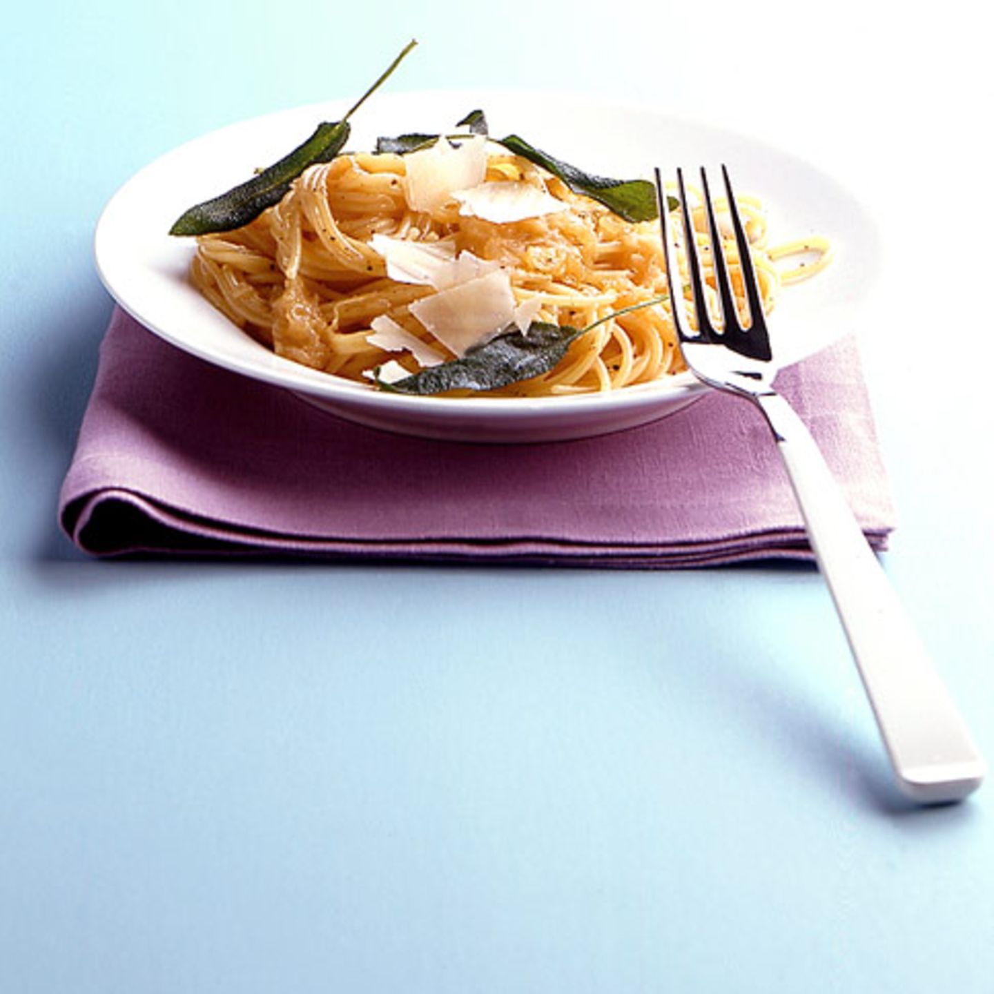 Spaghetti mit Zwiebel-Salbei-Sauce