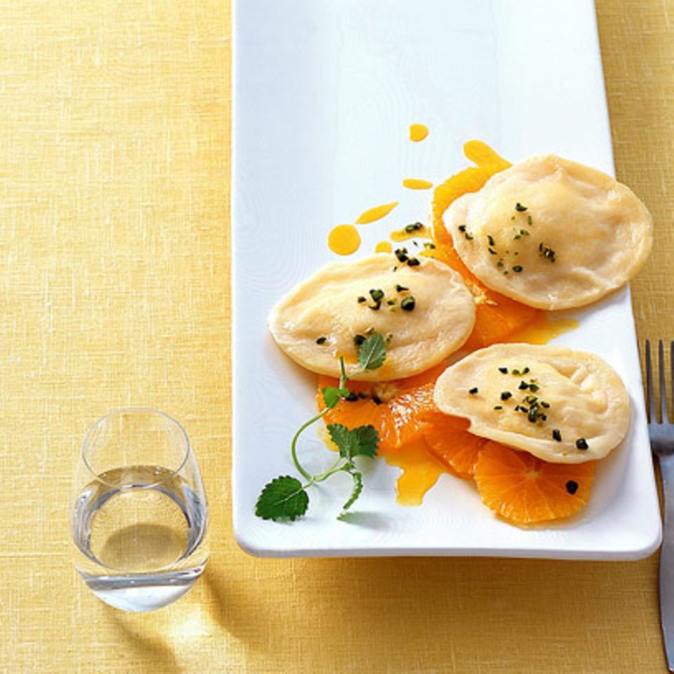 Joghurt-Ravioli mit Orangensalat