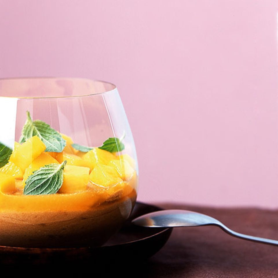 Kaffeecreme mit marinierter Mango