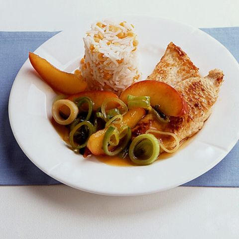 Putenschnitzel mit Apfel-Porree-Gemüse