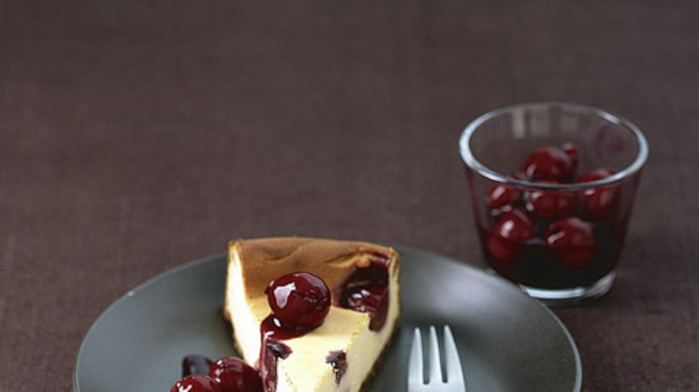 Käsekuchen mit Glühweinkirschen Rezept