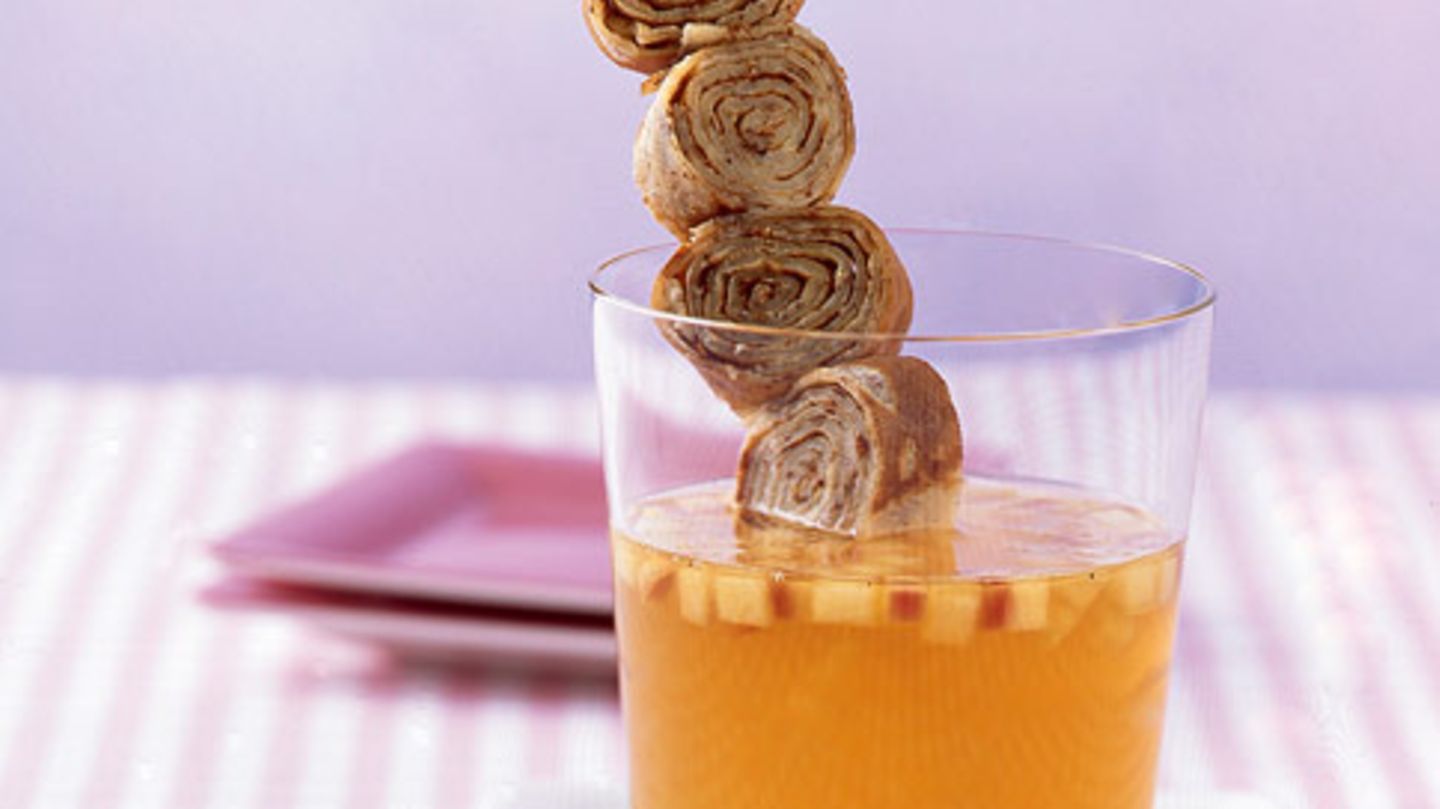 Apfelsuppe mit Mandelpfannkuchen Rezept - [ESSEN UND TRINKEN]