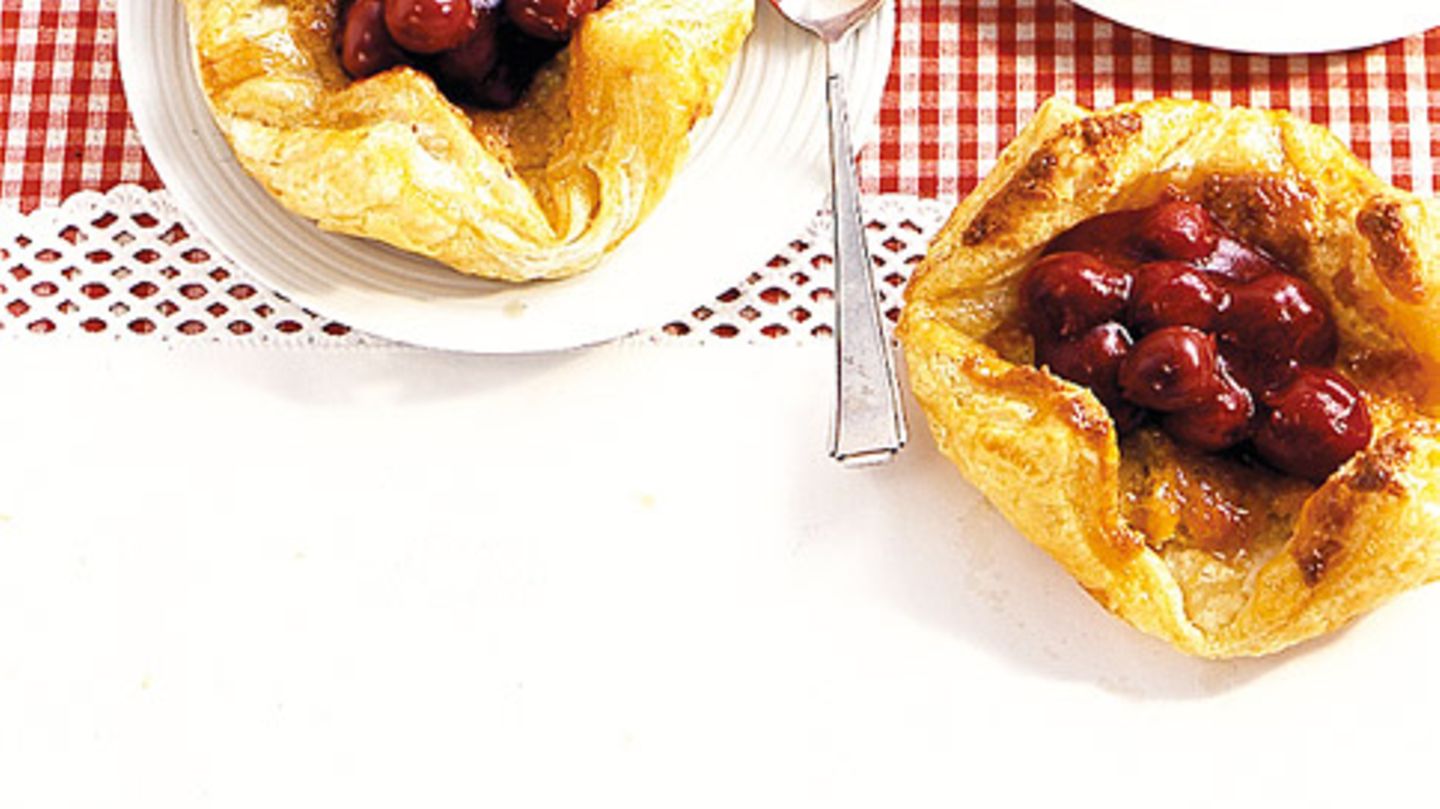 Kirsch-Blätterteigtaschen Rezept