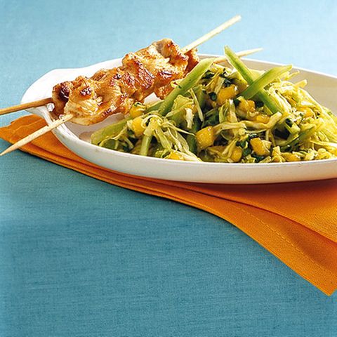 Exotischer Salat mit Hähnchenspieß