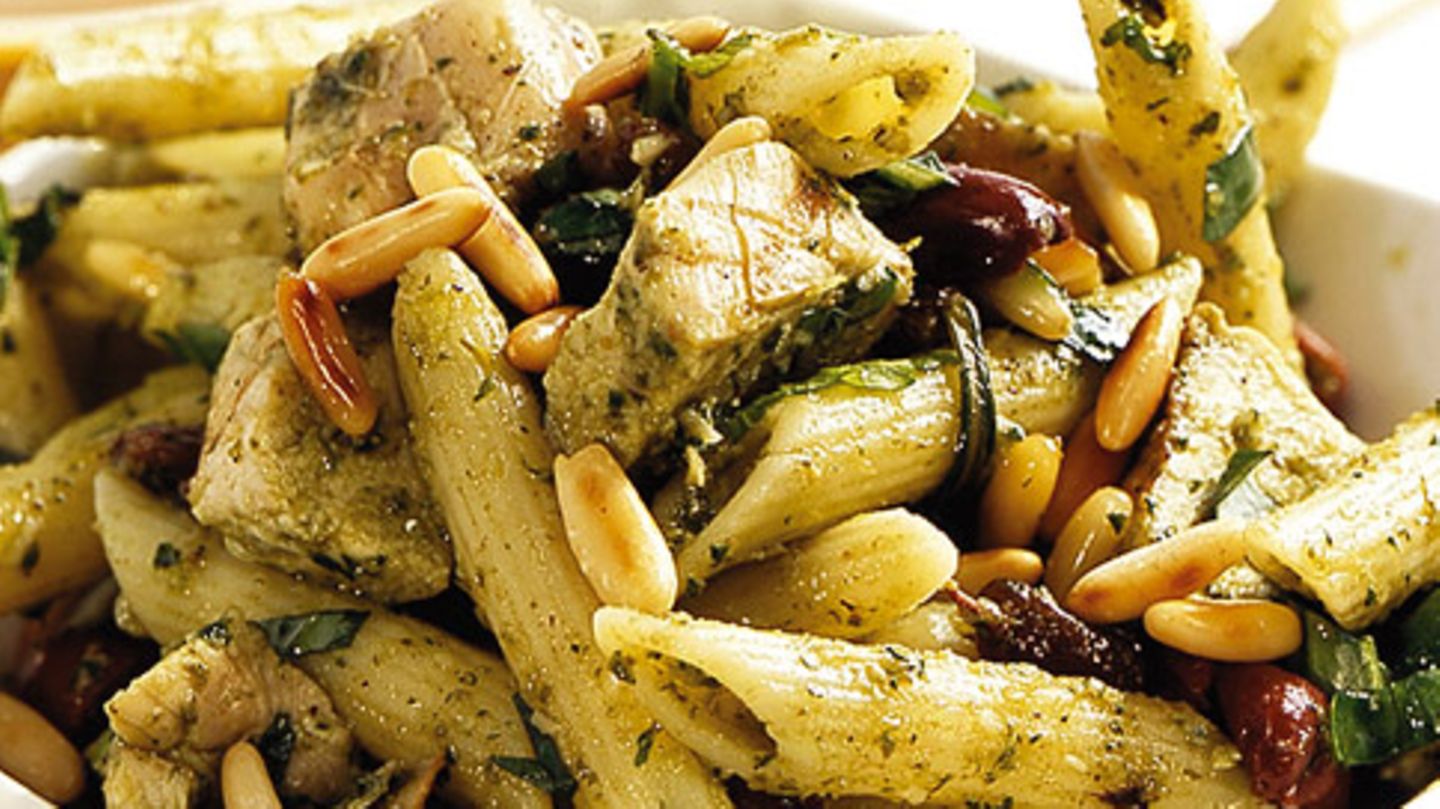 Lauwarmer Nudel-Hähnchen-Salat Rezept