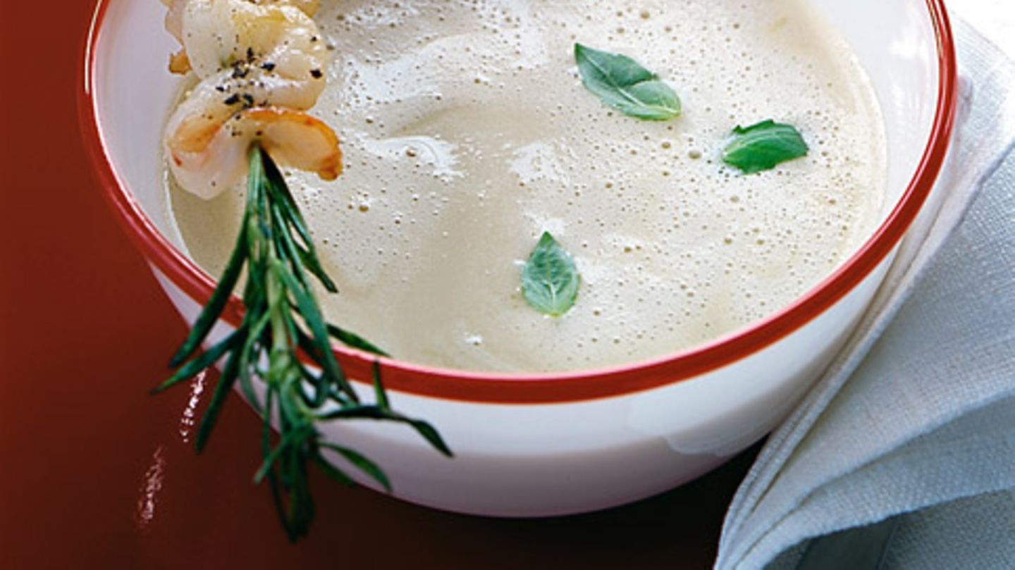 Knoblauchsuppe mit Garnelenspießen Rezept