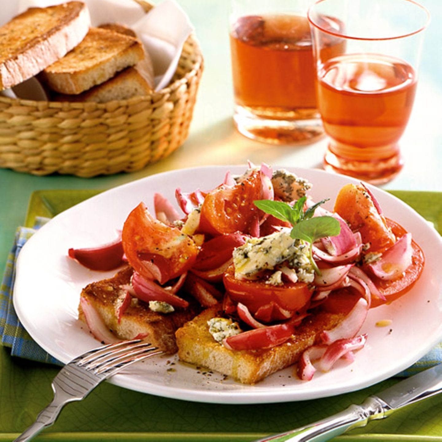 Tomaten-Zwiebel-Crostini mit Stilton