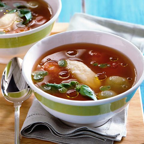 Kalte Tomatenessenz mit Grießnocken