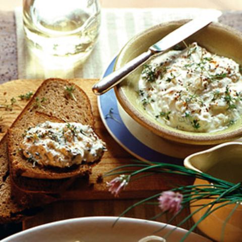 Angemachter Quark mit jungem Bergkäse