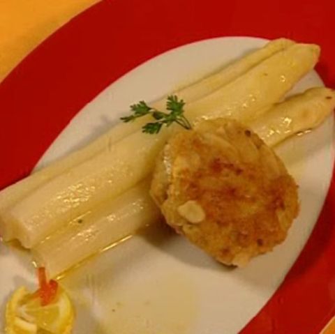 Forellen-Frikadellen mit Spargel und brauner Butter