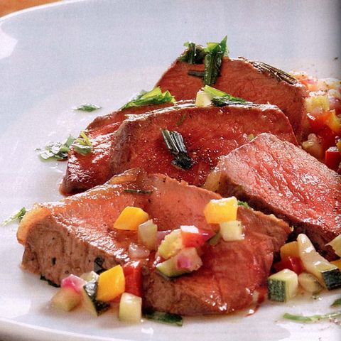 Rumpsteaks auf dem Salzbett mit Salat