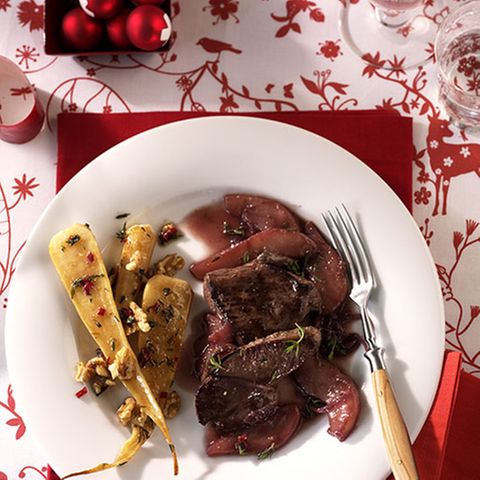 Rehschnitzel mit Rotweinbirnen
