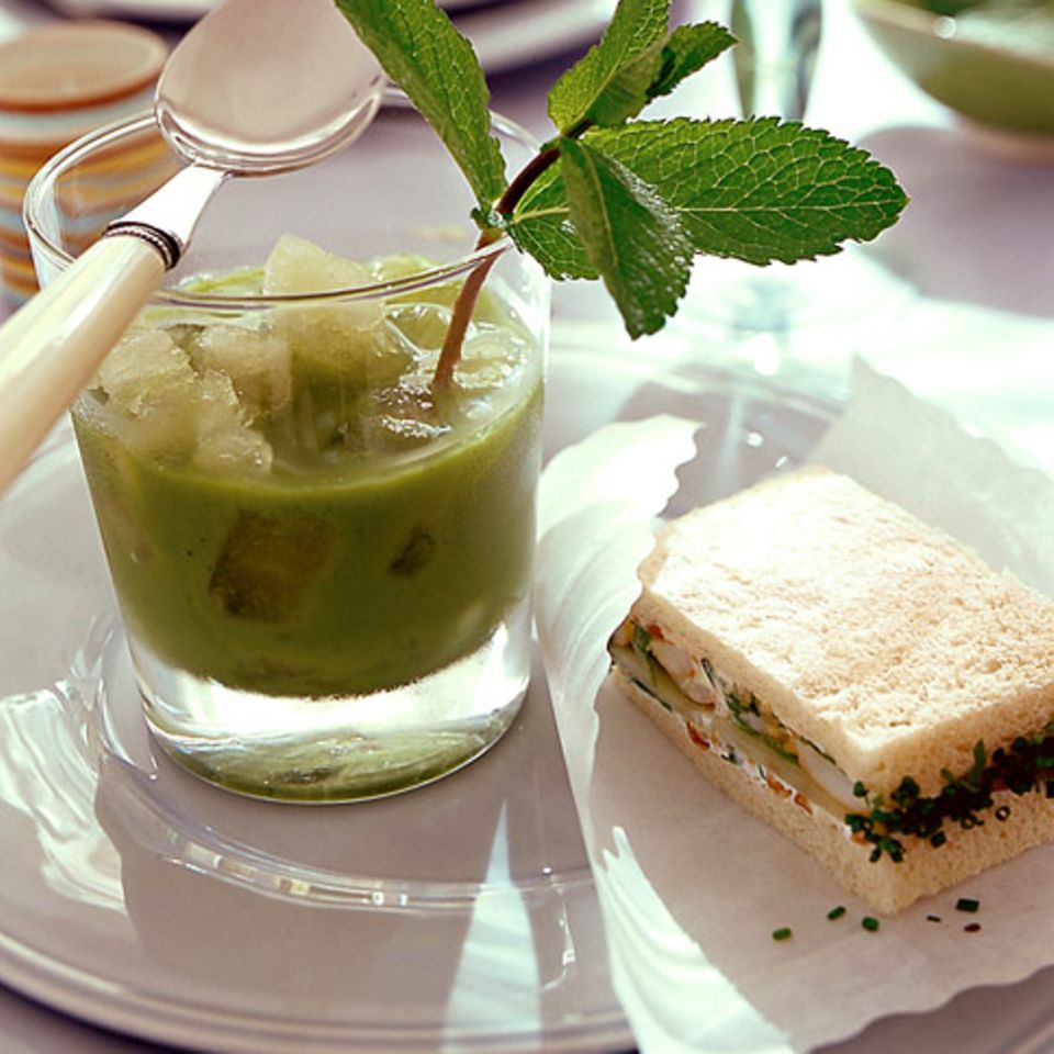Geeiste Erbsensuppe mit Gurkensandwich