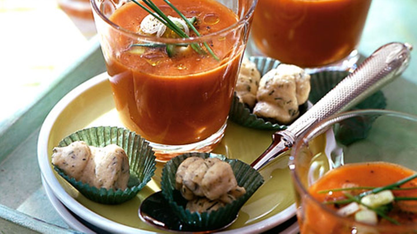 Kalte Paprikasuppe mit Zandernocken Rezept