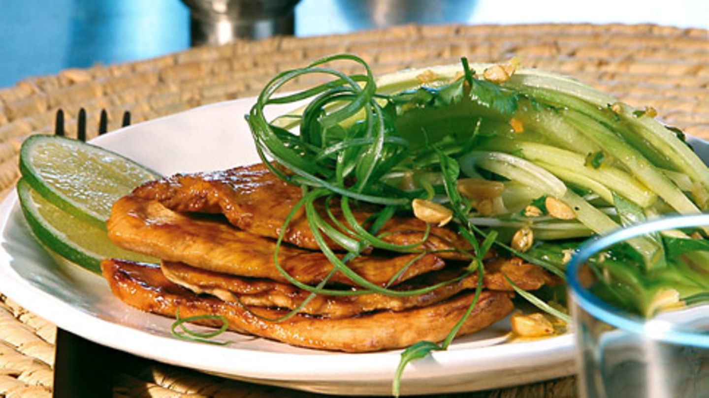 Kräutersalat mit glasiertem Hähnchen Rezept - [ESSEN UND TRINKEN]