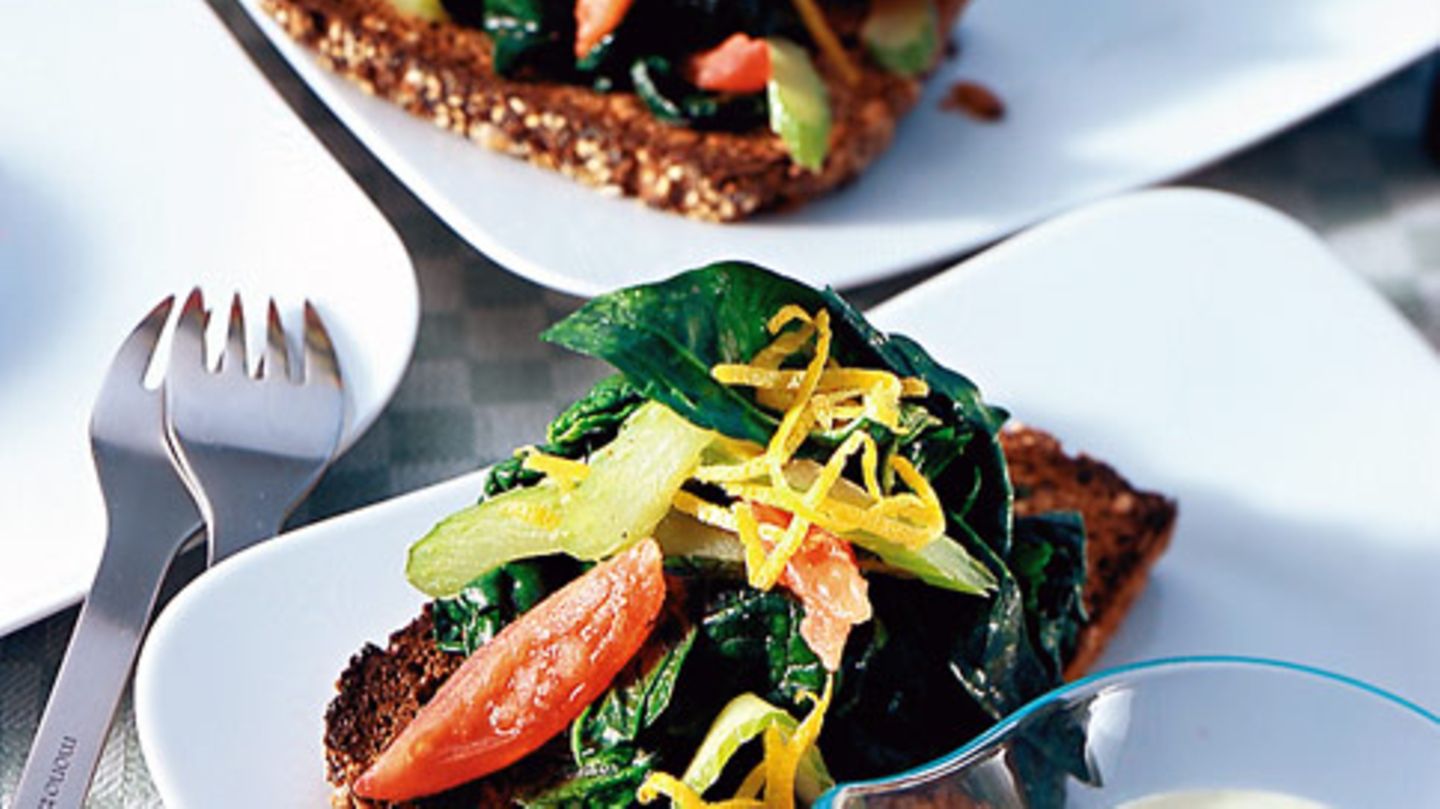 Spinatsalat auf Röstbrot Rezept