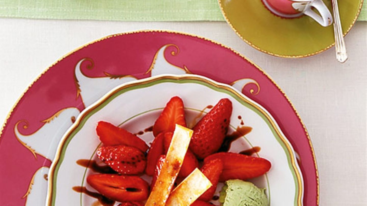 Basilikumeis mit Balsamico-Erdbeeren Rezept - [ESSEN UND TRINKEN]