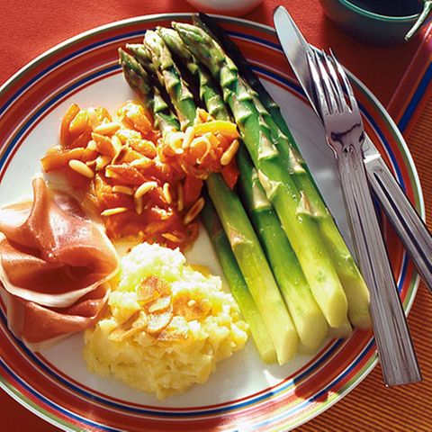 Grüner Spargel mit Paprikasauce
