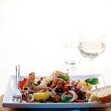 Meeresfrüchtesalat mit Gemüse