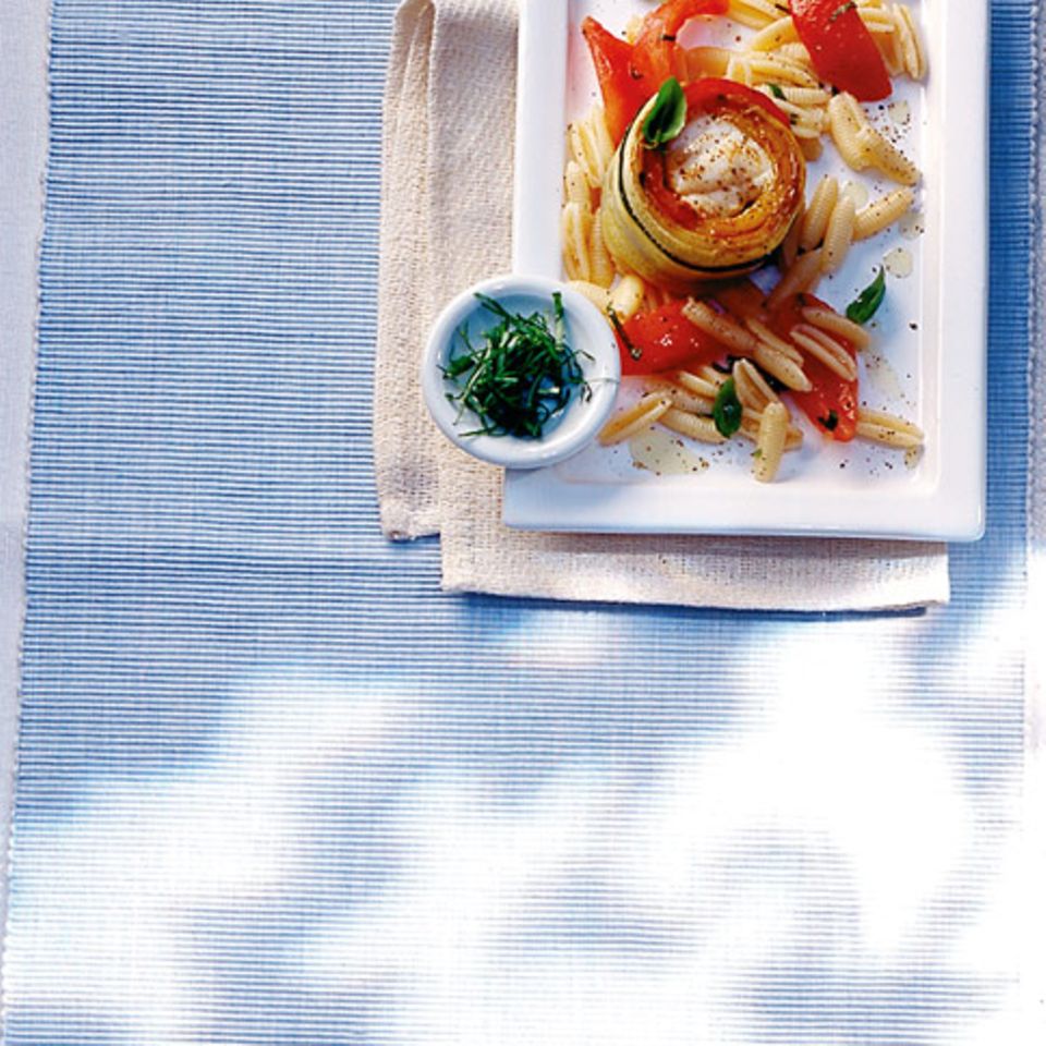Seeteufelroulade mit Nudel-Tomatensalat