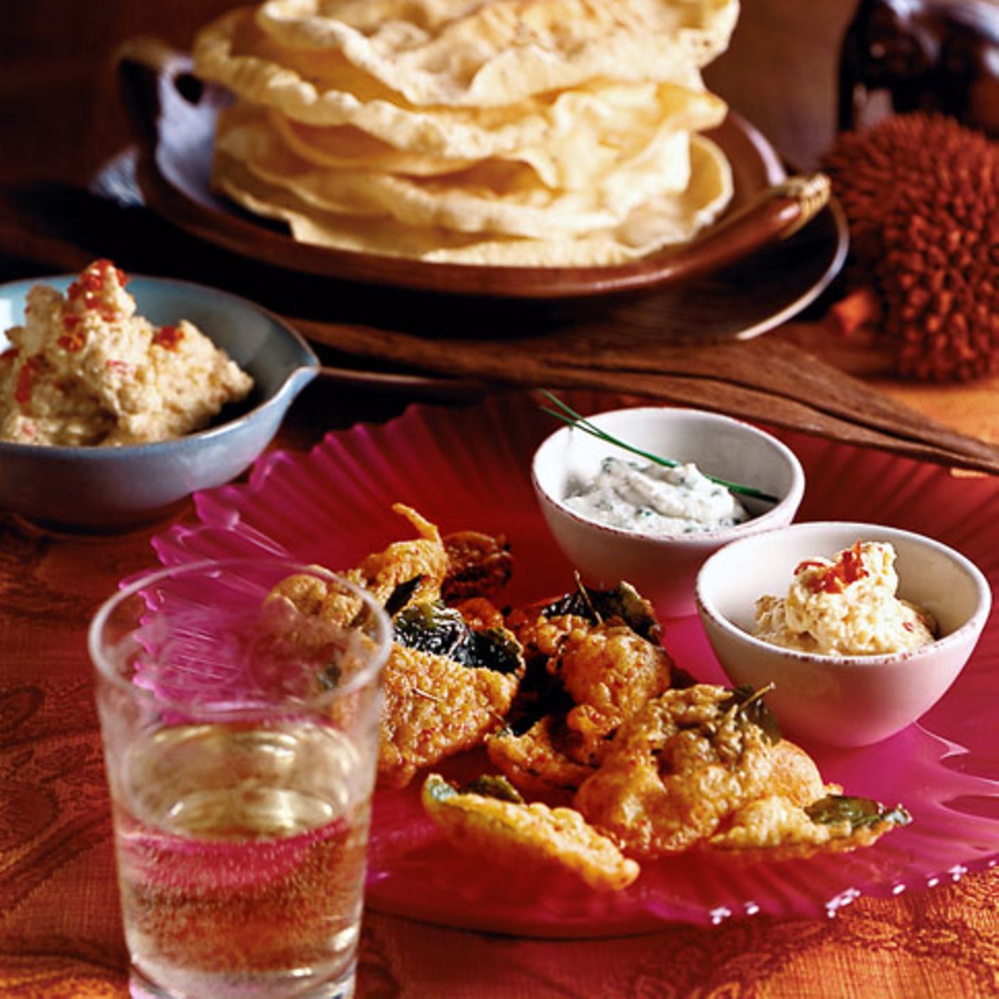 Pappadams, Dips und frittierte Minze