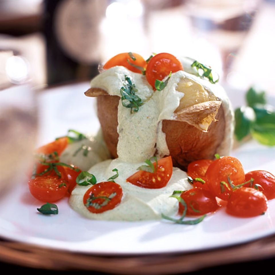 Basilikumcreme mit Kirschtomaten Rezept - [ESSEN UND TRINKEN]